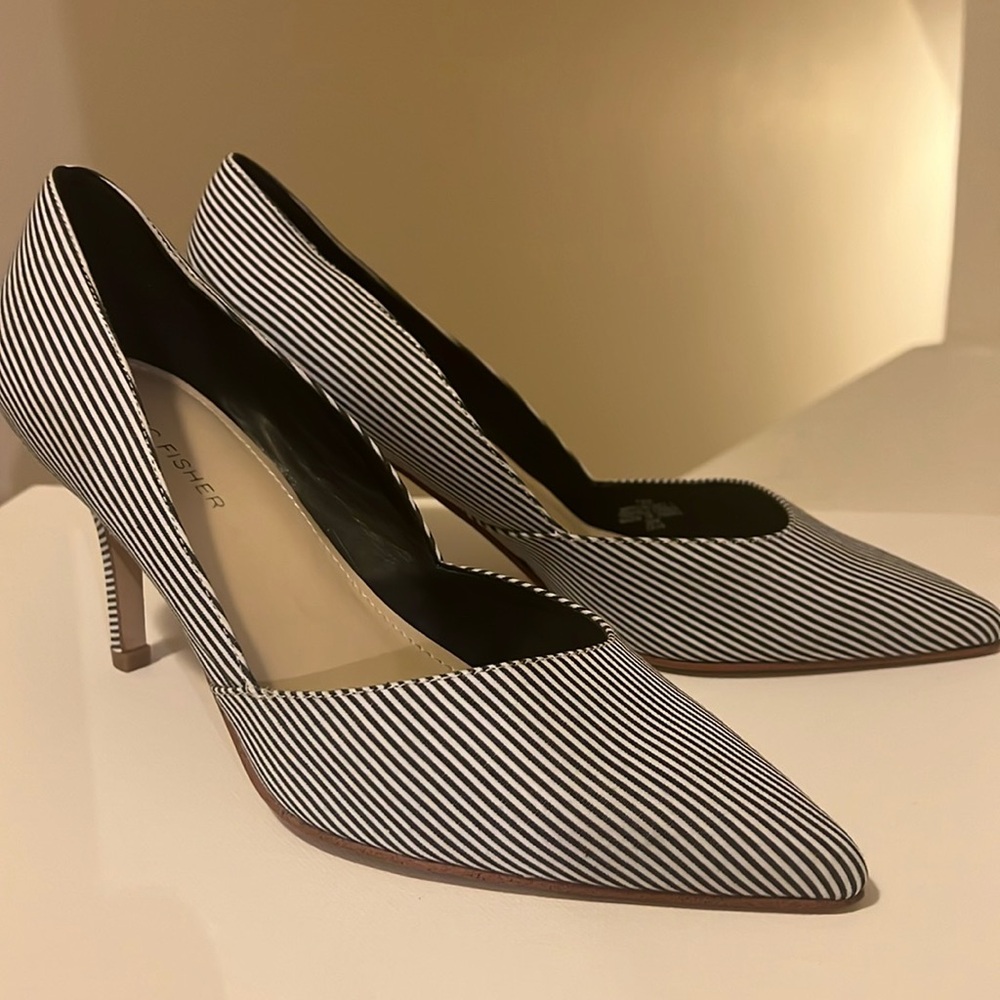 Marc Fisher blue and white pumps size 7.5